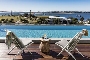 Outdoor pool - Sky Broadwater Apartments (Gold Coast)