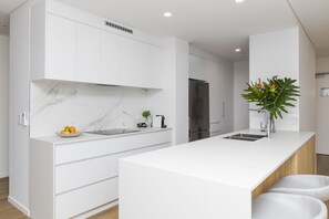 2 Bedroom Grande Deluxe - Free Parking | Private kitchen