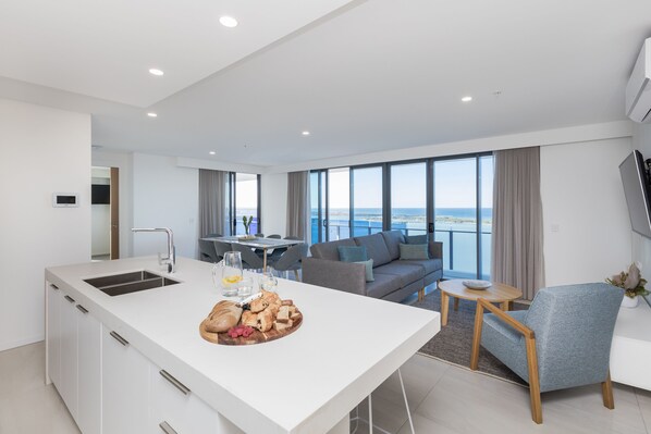 Panorama 3 Bedroom - Free Parking | Living area - Sky Broadwater Apartments (Gold Coast)