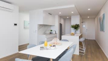 2 Bedroom Grande Deluxe - Free Parking | Spisning på værelset