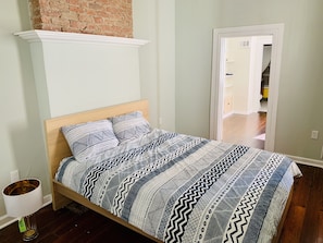 3 habitaciones, tabla de planchar con plancha y cuna de viaje