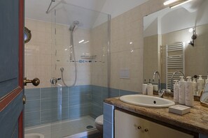 Chuveiro, secador de cabelo, bidê, toalhas de banho