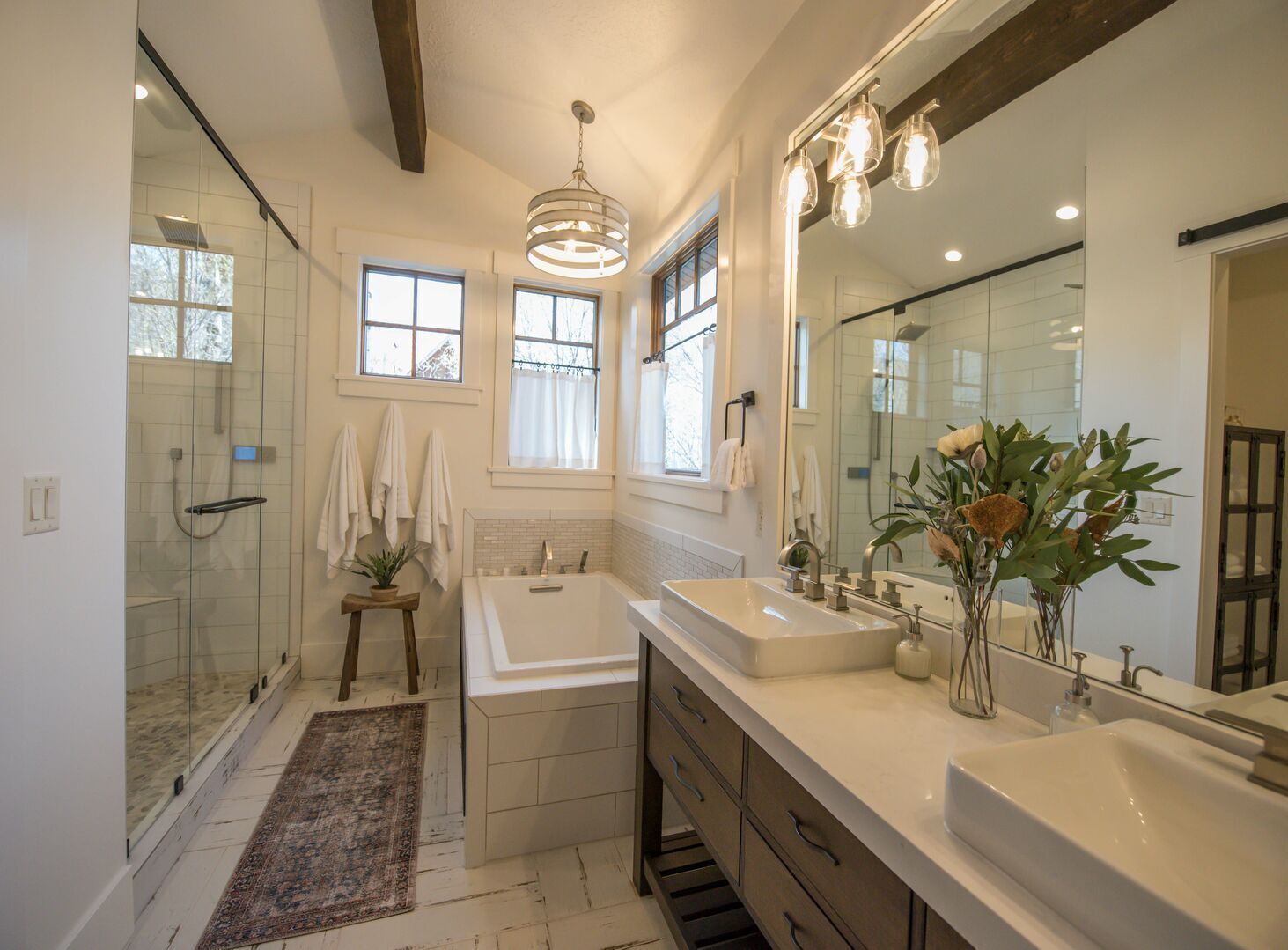 Combined shower/bathtub, hair dryer, towels