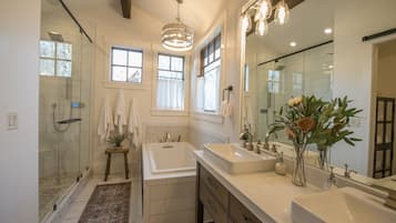 Combined shower/bathtub, hair dryer, towels