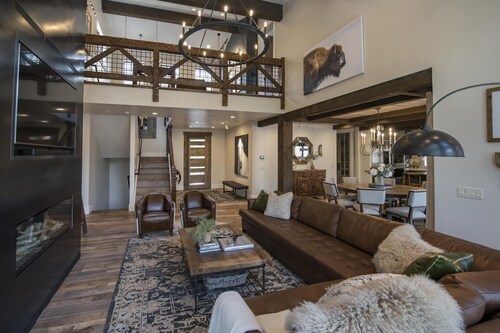 THE GREAT ESCAPE - Modern Luxury Mountain Estate, Private, Hot Tub