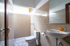Shower, towels - WK Gamat Creative Resort (Penida Island)