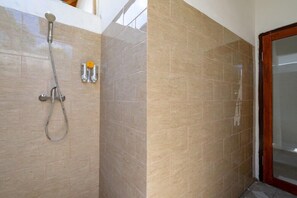 Buồng tắm vòi sen, khăn tắm 