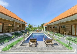 A pool area with lounge chairs and a clear view of the pool.