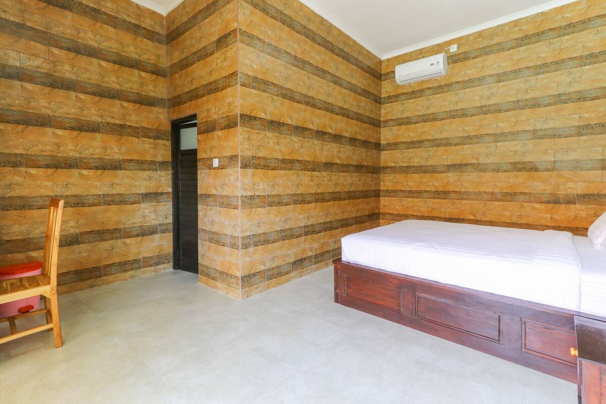 Minibar, desk, soundproofing, WiFi (free)