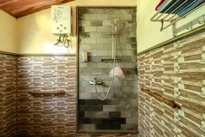 Shower, free toiletries, towels - Segajih Central Stay and Education (Kokap)