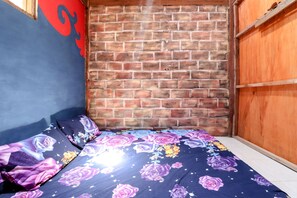 Desk, bed sheets - Segajih Central Stay and Education (Kokap)