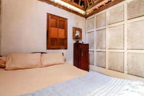 Escritorio y ropa de cama 