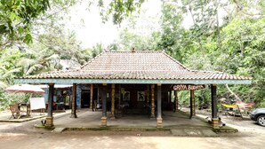 A traditional building with a tiled roof and a sign reading "GIRI RIDAYA". - Segajih Central Stay and Education (Kokap)