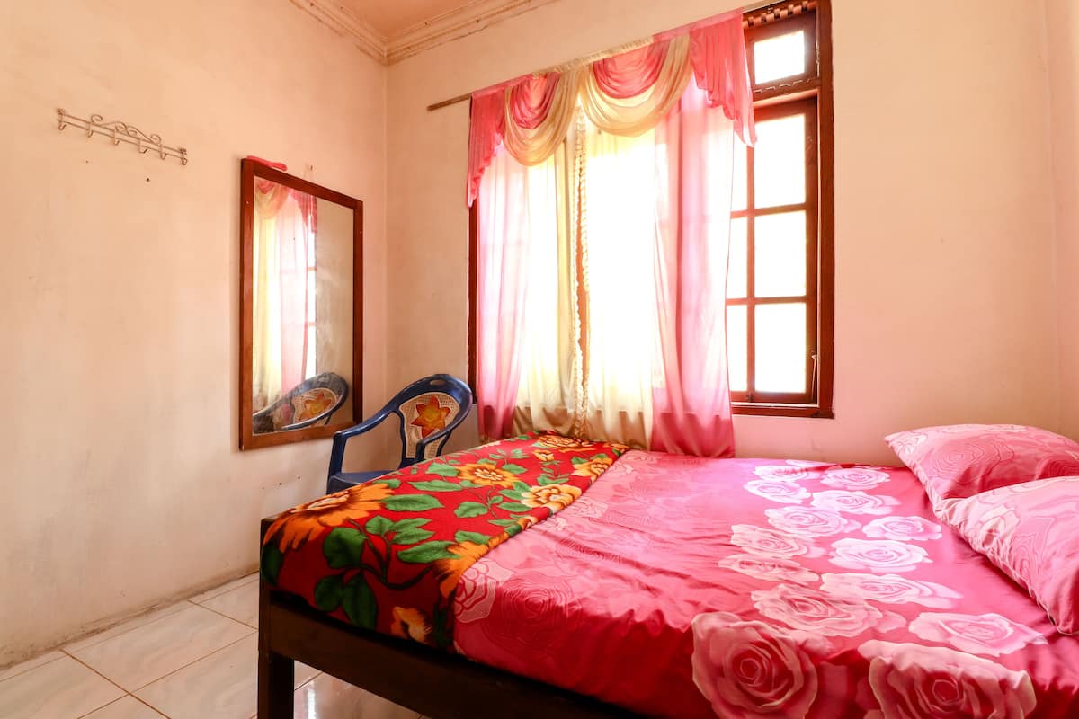 Desk, bed sheets