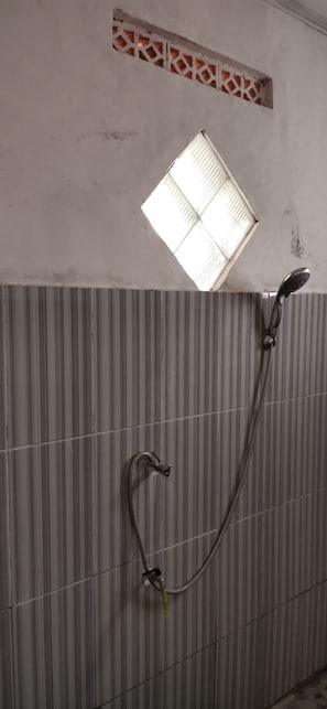 Douche, articles de toilette (gratuits), serviettes fournies