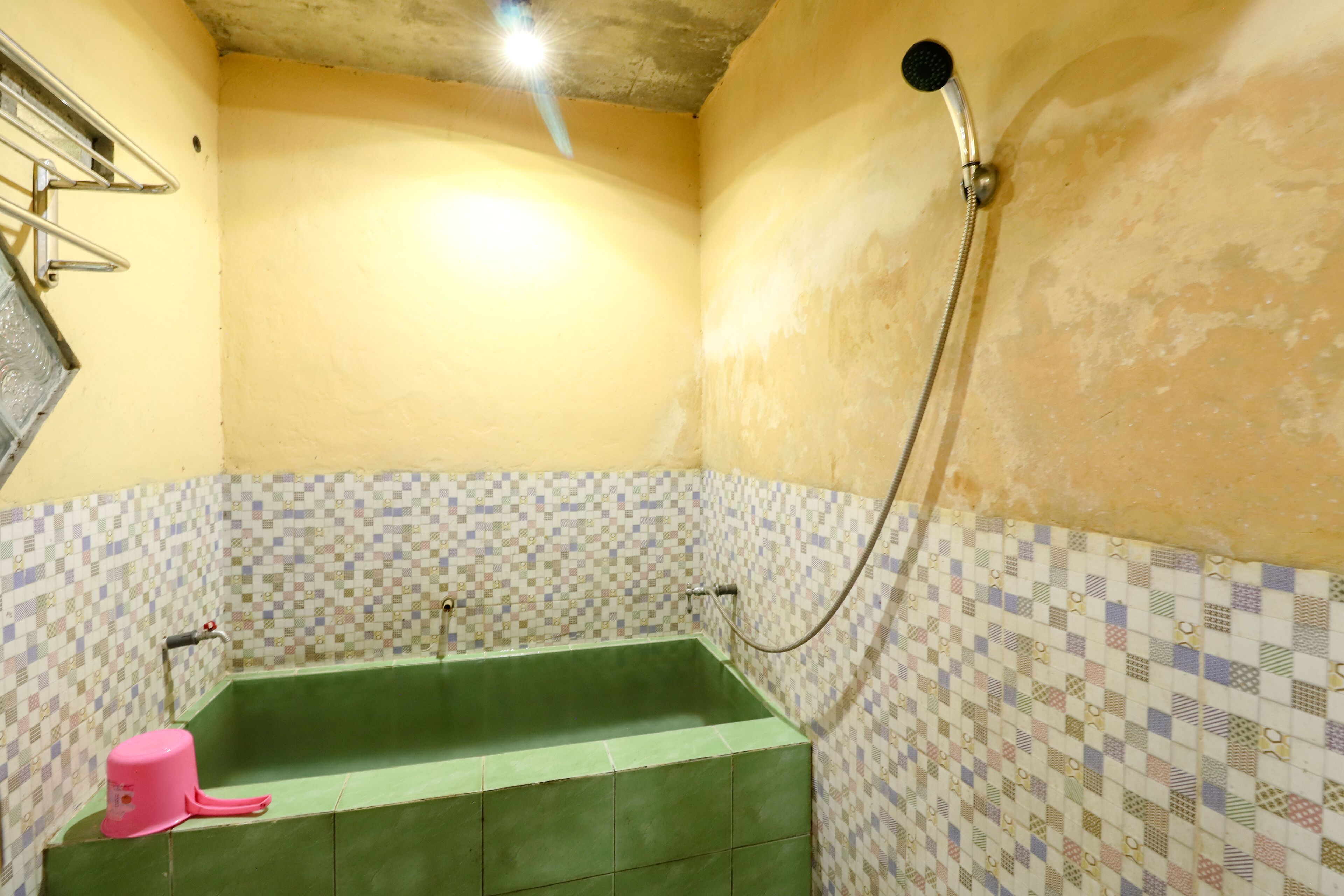Shower, free toiletries, towels