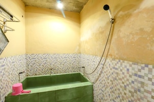 Shower, free toiletries, towels