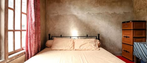 Escritorio y ropa de cama