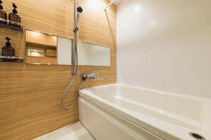 Camera Standard, non fumatori (A) | Bagno | Vasca e doccia separate, set di cortesia gratuito, asciugacapelli