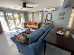 Smart TV - Negril Jamaica Beachfront house in Little Bay County Club , Pool , Free wifi A/C (Negril)