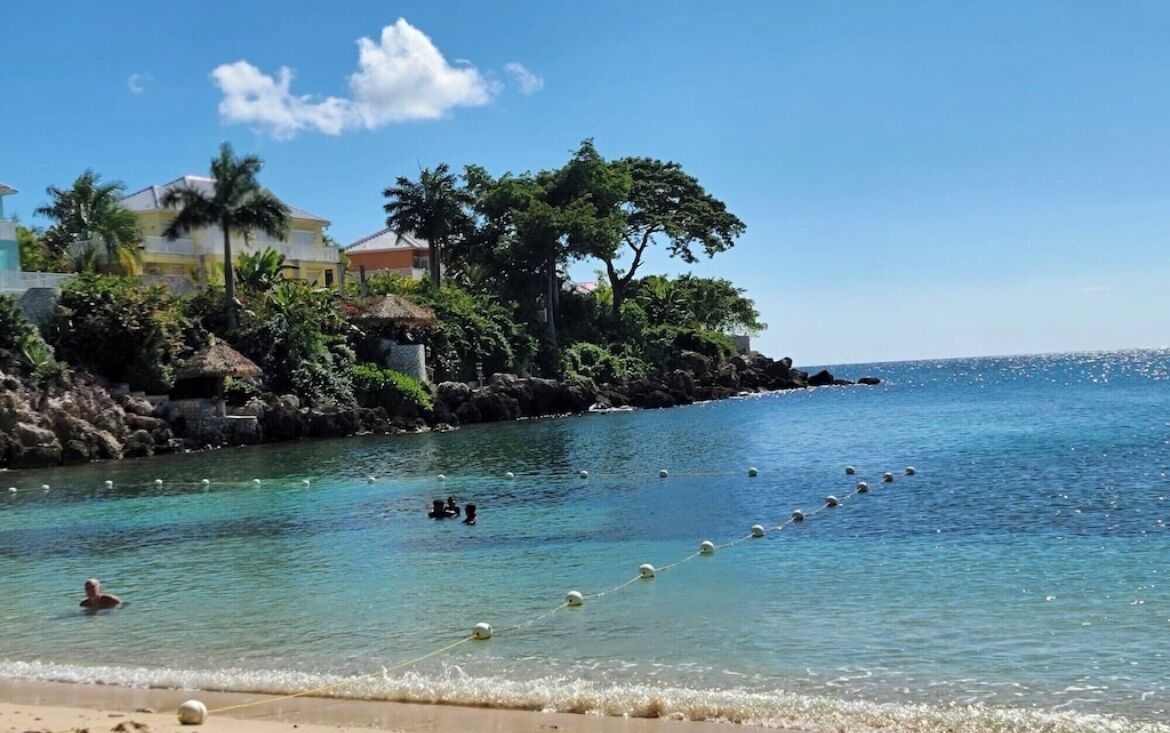 På stranden, solsenger og strandhåndklær