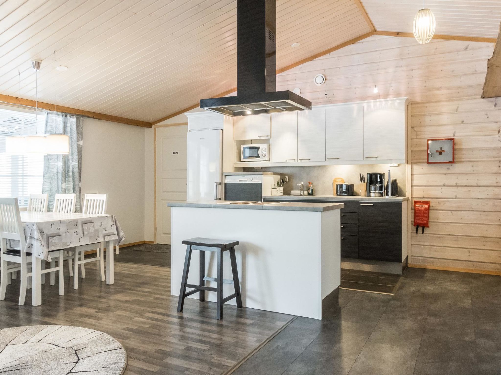 Kühlschrank, Mikrowelle, Geschirrspüler, Hochstuhl