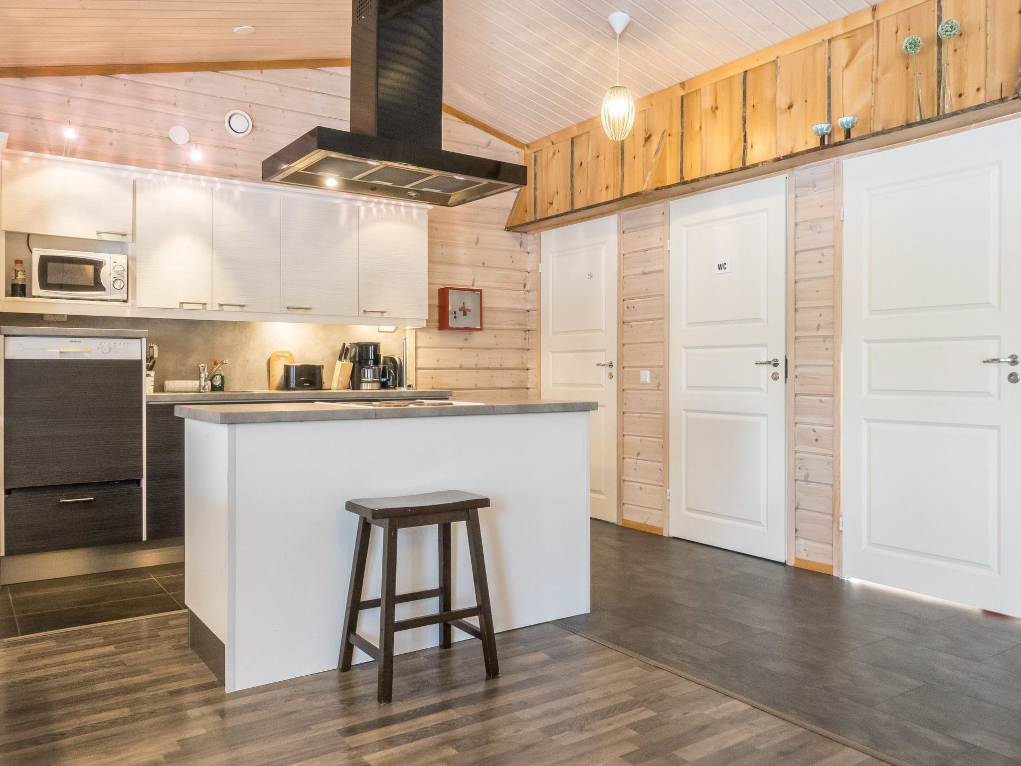 Refrigerador, microondas, lavavajillas y periquera 