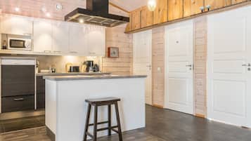 Refrigerador, microondas, lavavajillas, silla alta para bebés