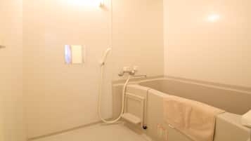 1 Bedroom Apartment | Bathroom | Combined shower/tub, free toiletries, bidet, towels