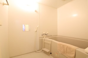 Appartement, 1 chambre | Salle de bain | Ensemble douche/baignoire, articles de toilette gratuits, bidet