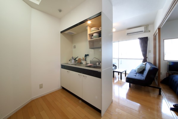 Appartement, 1 chambre | Coin cuisine privé | Réfrigérateur, micro-ondes, plaque de cuisson, bouilloire électrique