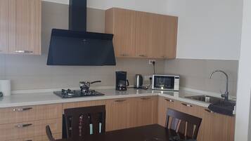 Een koelkast, een microgolfoven, een oven