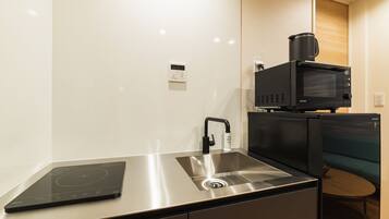 Refrigerador con freezer, microondas, placa de cocina