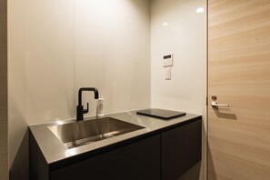 Refrigerador con freezer, microondas, placa de cocina