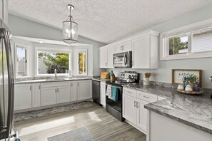 Een koelkast, een magnetron, een oven, een kookplaat