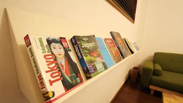 Apartment | Living room | Flat-screen TV