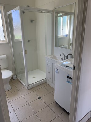 Departamento Confort | Baño | Regadera, toallas, papel de baño 