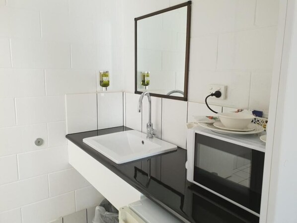 Regadera, toallas, papel de baño