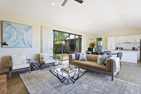 Hus, 2 soverom | Oppholdsområde | Flatskjerm-TV