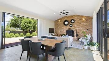 House, 2 Bedrooms | Dining room