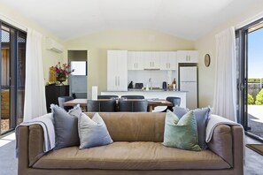 Huis, 2 slaapkamers | Woonruimte | Een flatscreentelevisie