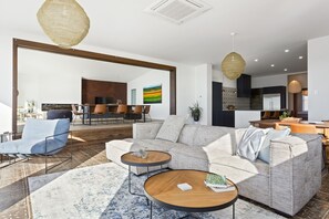 Apartamento, 3 habitaciones | Zona de estar | Una televisión de pantalla plana, una chimenea, Netflix
