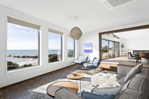 Apartamento, 3 habitaciones | Zona de estar | Una televisión de pantalla plana, una chimenea, Netflix