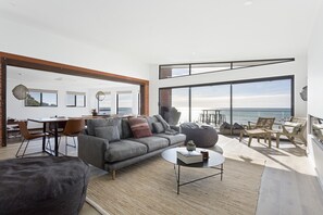 Apartamento, 3 habitaciones | Zona de estar | Una televisión de pantalla plana, una chimenea, Netflix