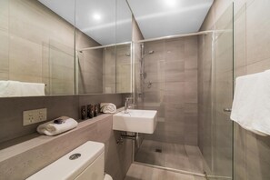 アパートメント 2 ベッドルーム | バスルーム | シャワー、バスアメニティ (無料)、タオル