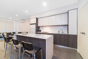 Apartment, 2 Bedrooms | Private kitchen | Full-size fridge, microwave, oven, stovetop - Willis Wolli Crk 44 (Wolli Creek)