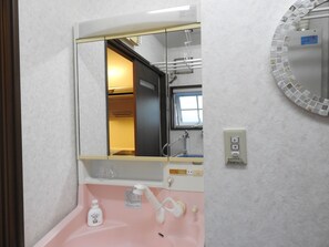 Nhà (Private Vacation Home) | Phòng tắm | Bồn tắm và buồng tắm vòi sen riêng, đồ dùng nhà tắm miễn phí 