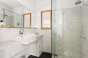 Rumah, 3 kamar tidur, pemandangan sungai | Kamar mandi | Shower, perlengkapan mandi gratis,  dan handuk