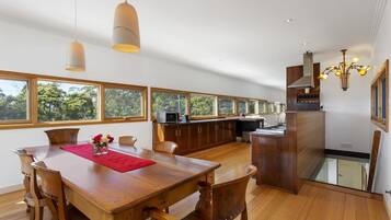 Maison, 3 chambres, vue fleuve | Restauration dans la chambre