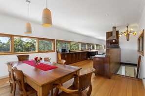 House, 3 Bedrooms, River View | In-room dining